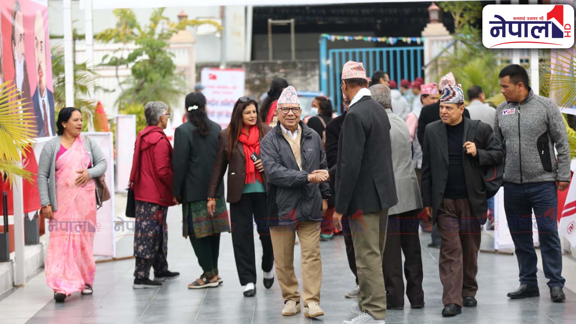 सरकारी सुरक्षाबिना केन्द्रीय कमिटी बैठकमा पुगे माधव नेपाल (तस्बिरहरू)