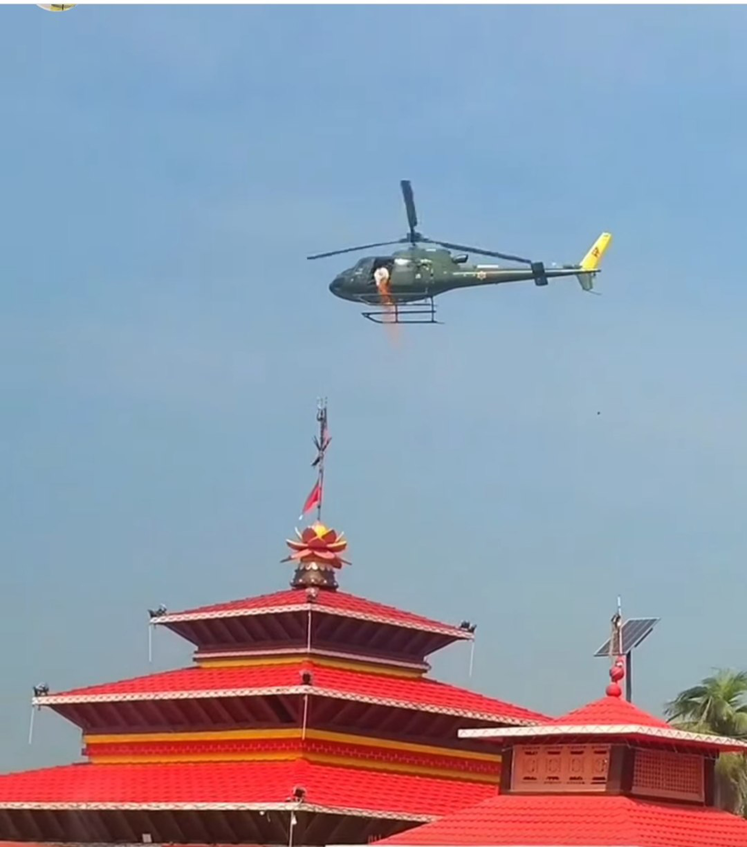 हेलिकप्टरबाट सप्तरीको कंङ्कालिनी र छिन्नमस्ता मन्दिरमा पुष्प वृष्टि