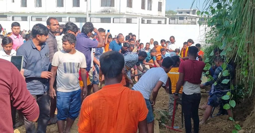 माटोको ढिस्कोमा पुरिएर बारामा दुई जनाकाे मृत्यु, चार जना गम्भीर (अपडेट)