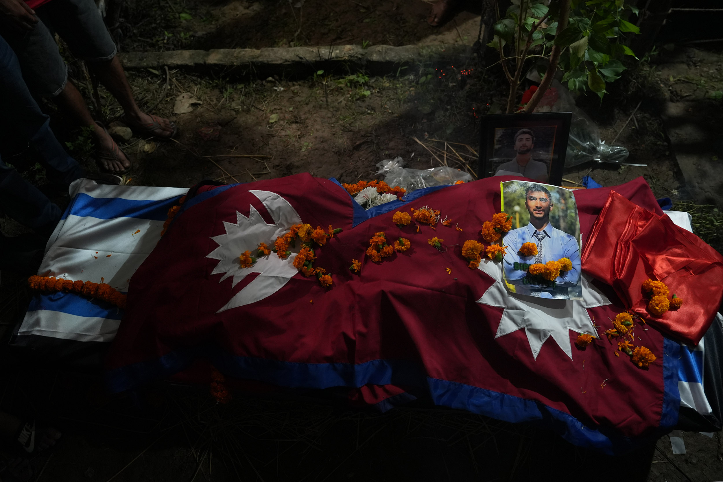राष्ट्रिय सम्मानका साथ गरियो विपीन जोशीको अन्त्येष्टि