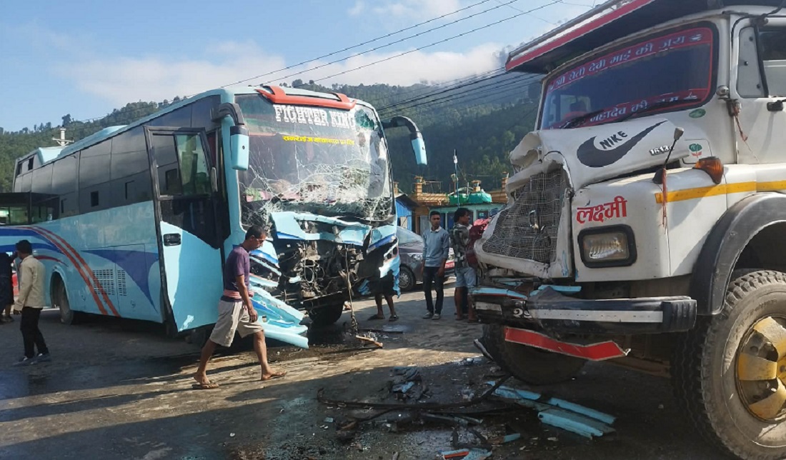 धादिङमा बस र टिपर ठोक्किँदा ११ जना घाइते