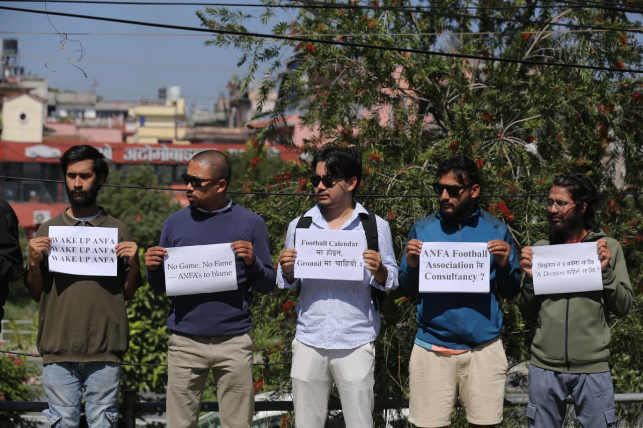 क्यालेन्डरमा नभई मैदानमा फुटबल चाहियो भन्दै एन्फा मुख्यालयमा धर्ना