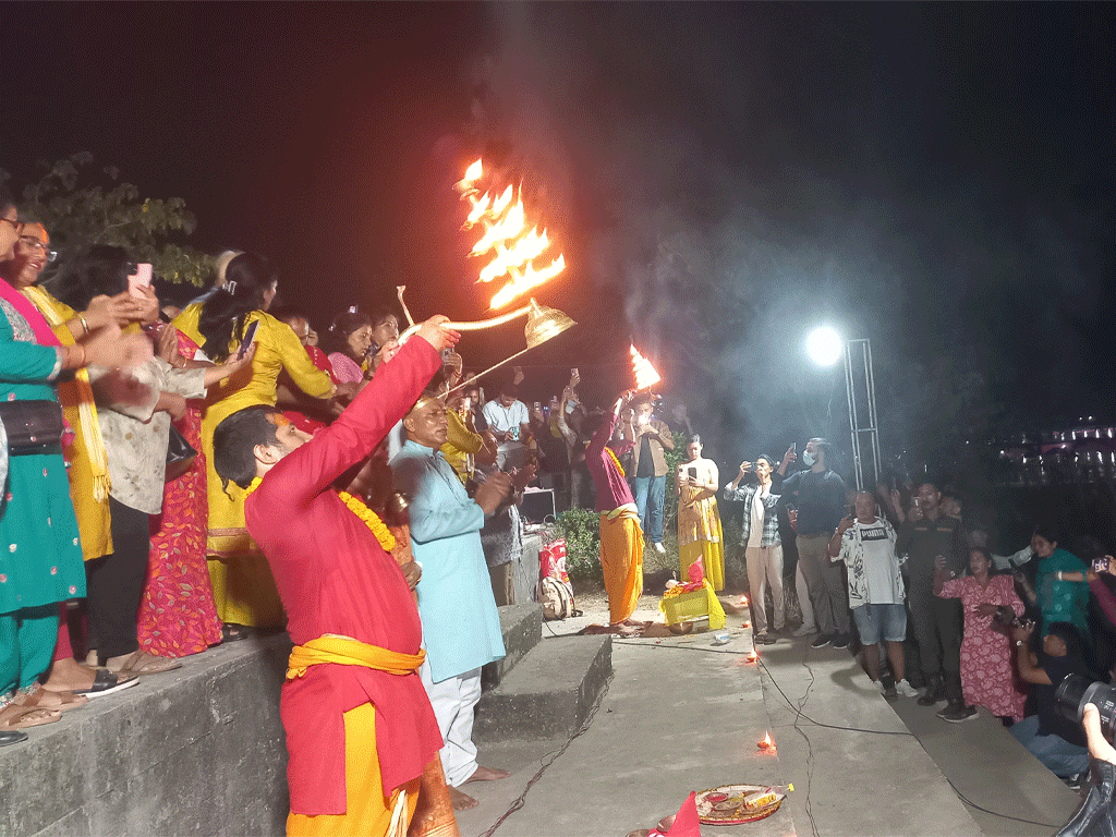 मेची नदीमा अस्ताउँदो सूर्यलाई अर्घ्य दिई मनाइयो छठ