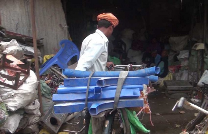 चाडपर्वको मौसममा फोहोरबाट मोहोर कमाउँदै सर्लाहीका कवाडी संकलकहरू