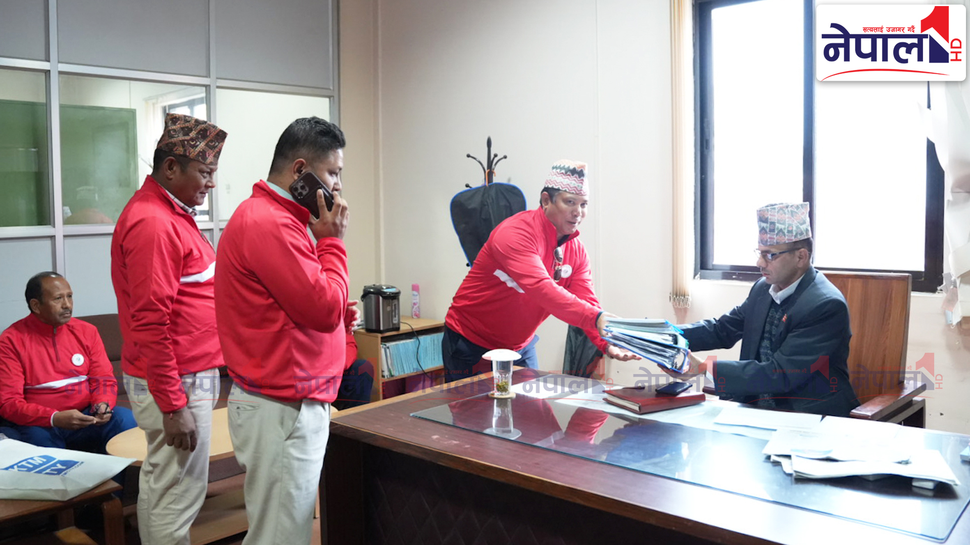 नयाँ दल दर्ताका लागि रेशमले दिए आयोगमा निवेदन, एउटै पोसाकमा नेताहरु (तस्वीरहरु)