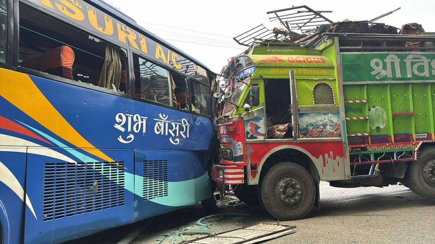गाईघाटमा ट्रक र बससहित एकै पटक सात गाडी ठोकिएर दुर्घटना