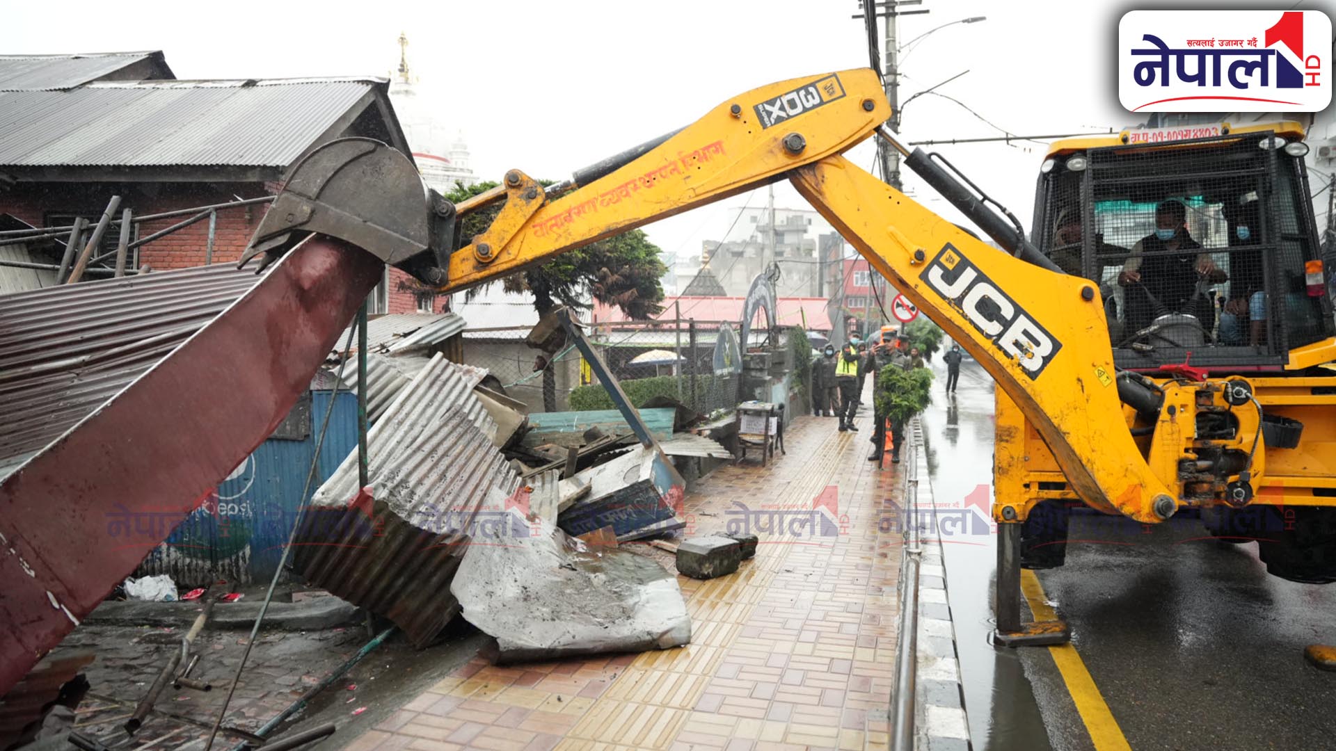 राम मन्दिर परिसरका अवैध संरचनामा काठमाडौं महानगरको डोजर (तस्वीरहरु)