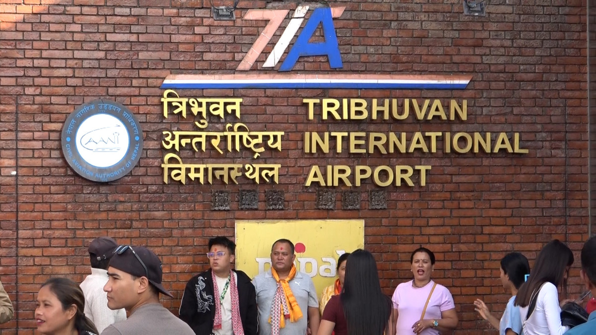 तिहारको मुखमा विदेशिने युवा भन्छन्, ‘अन्तरिम सरकारले देशमा रोजगारी सिर्जना गरोस्’