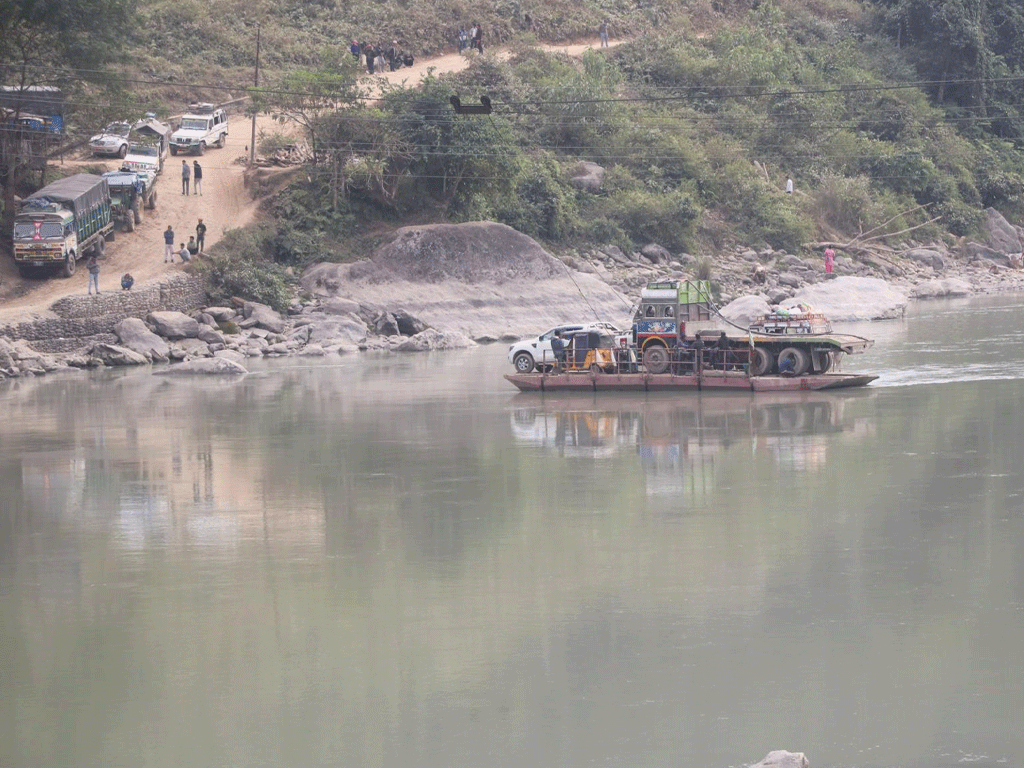 अरुण नदीको सतिघाटमा छ महिनापछि फेरी पुन:सञ्चालन