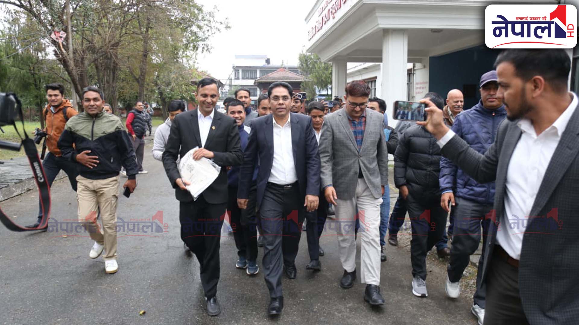 दल दर्ताका लागि नेकपा विप्लवका नेताहरु निर्वाचन आयोगमा