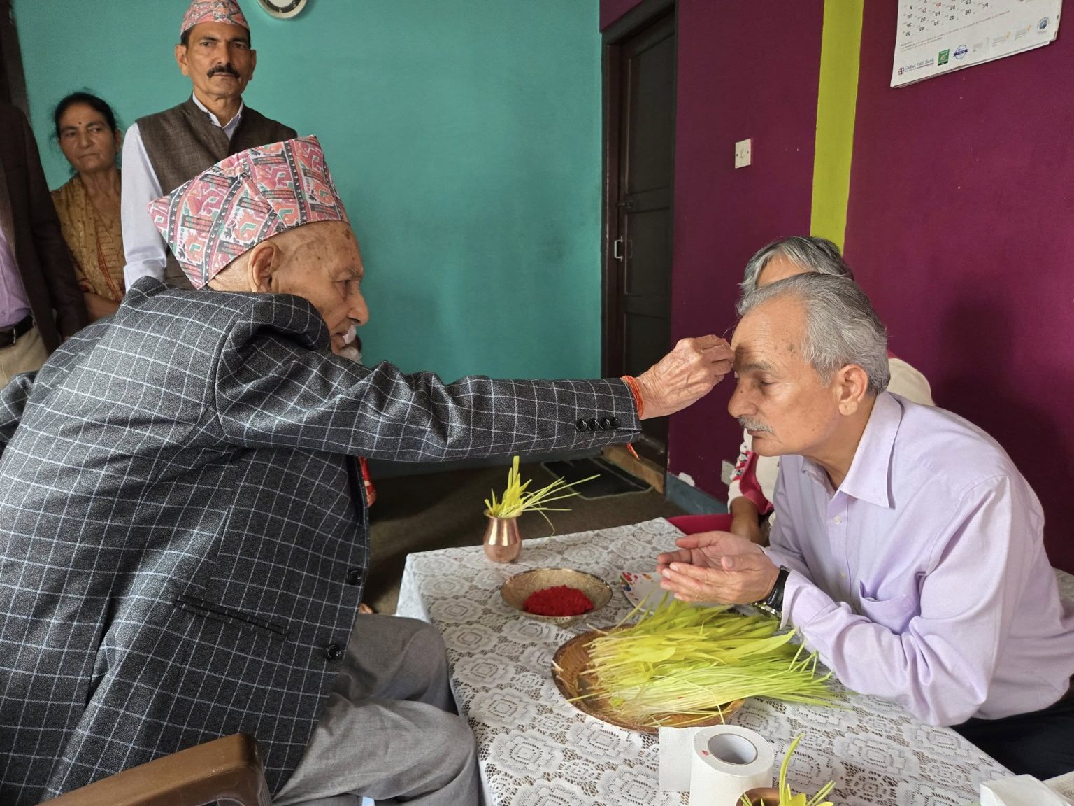 पूर्व प्रधानमन्त्री बाबुराम भट्टराईले लगाए टीका