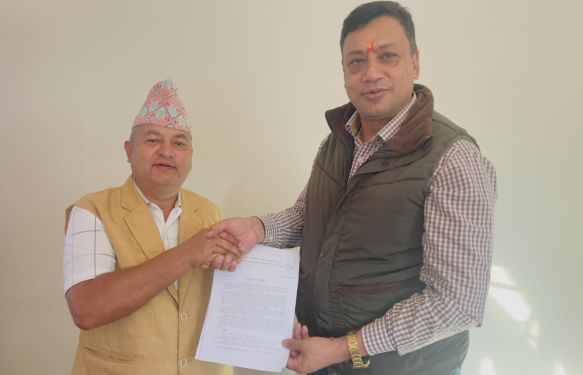 बागमतीका मुख्यमन्त्रीलाई माओवादीको ज्ञापनपत्र : मन्त्रालय आधा घटाऊ, संसद वैठक तत्काल बोलाऊ