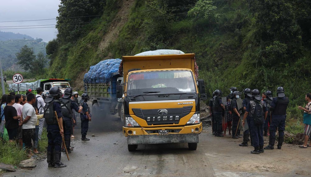 बञ्चरेडाँडा फोहर विसर्जन प्रभावित, स्थानीयले फर्काइ दिए गाडी