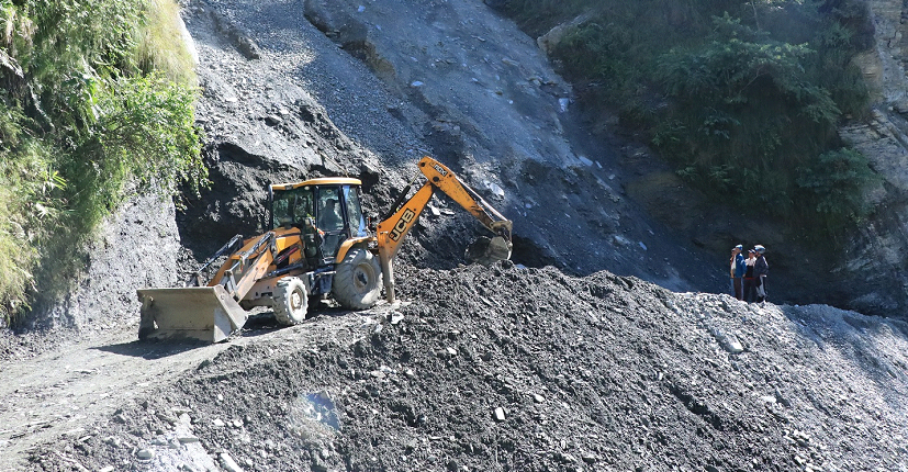  बेनी–दरवाङ सडकमा पहिरो पन्छाएर दुईतर्फी सवारीसाधन सञ्चालन