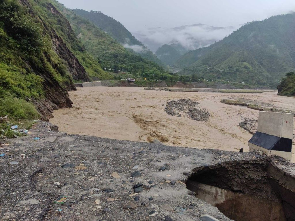 काभ्रेमा पहिरोसँगै आएको ढुंगाले लागेर महिलाको मृत्यु