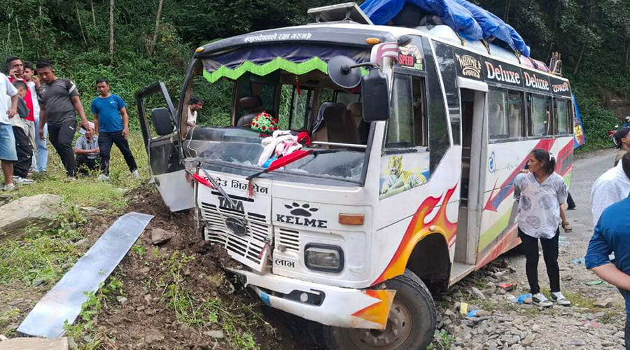 पाँचकिलोमा बस दुर्घटना, २० जना घाइते