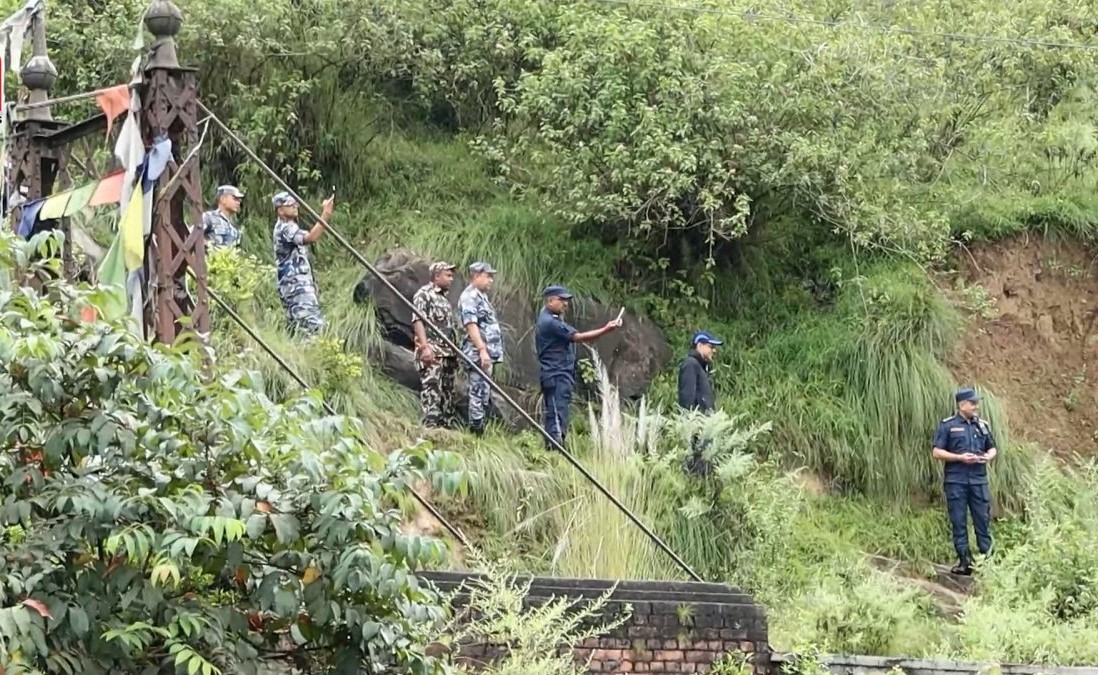 ललितपुरका सीडीओले गरे चोभार गल्छी निरीक्षण, सतर्कता अपनाउन ‘माइकिङ’