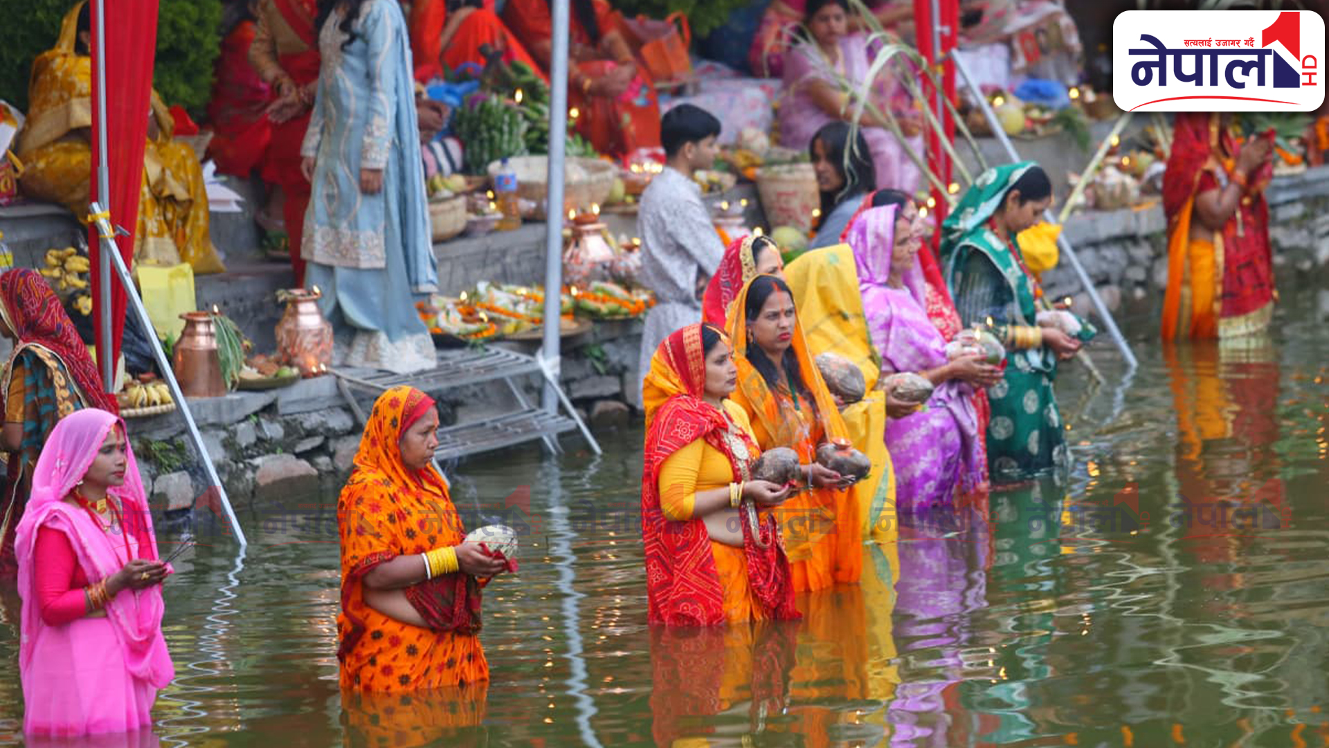 अस्ताउँदो सूर्यलाई अर्घ्य दिँदै व्रतालु (तस्बिरहरू)