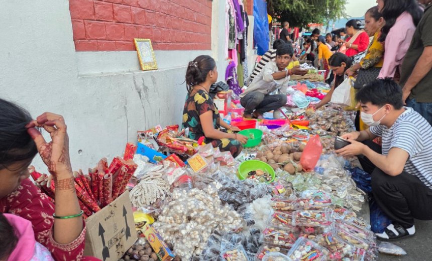 तिहारमा मिठाइ, किसमिस र झिलिमिली बत्तीको व्यापार बढ्यो