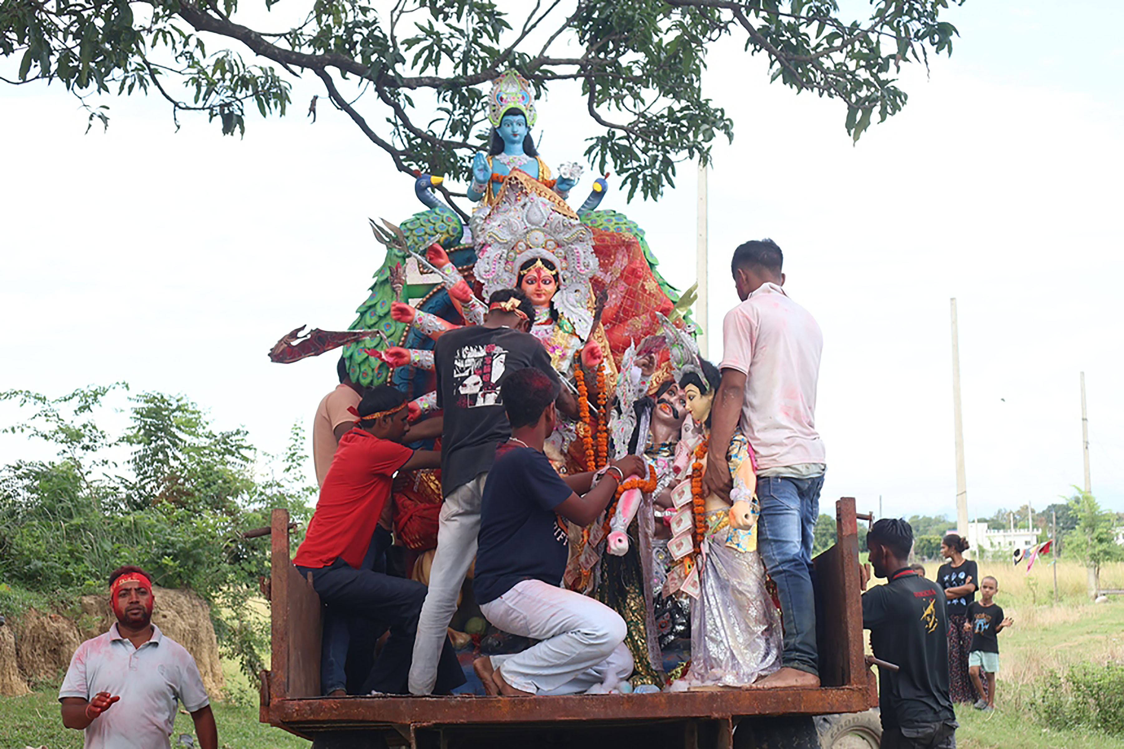 विजयादशमी : देखिन थाल्यो दुर्गा देवीको प्रसाद र आशीर्वाद थाप्नेको चहलपहल
