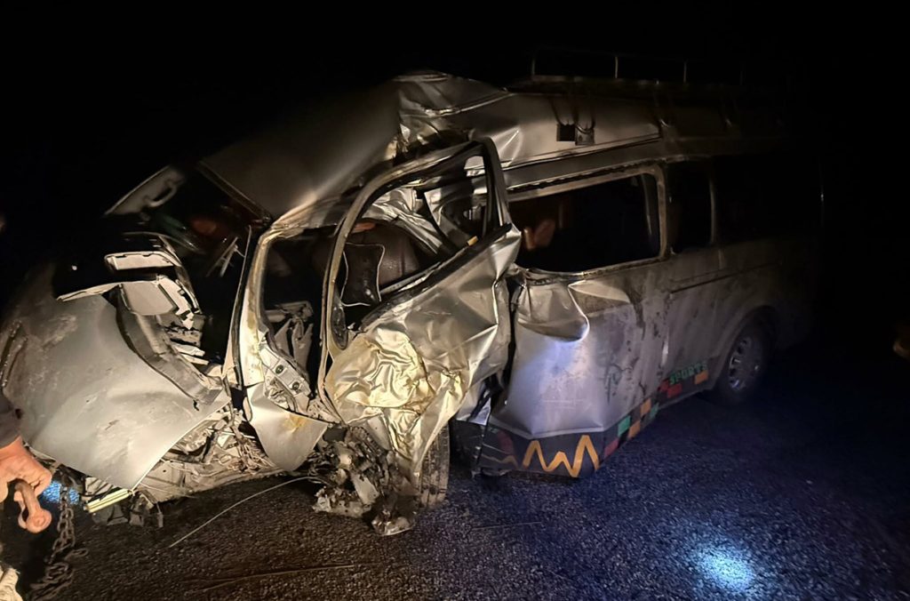 रुखका ठोक्किएर इभी दुर्घटना : तीनको मृत्यु, चार जना गम्भीर