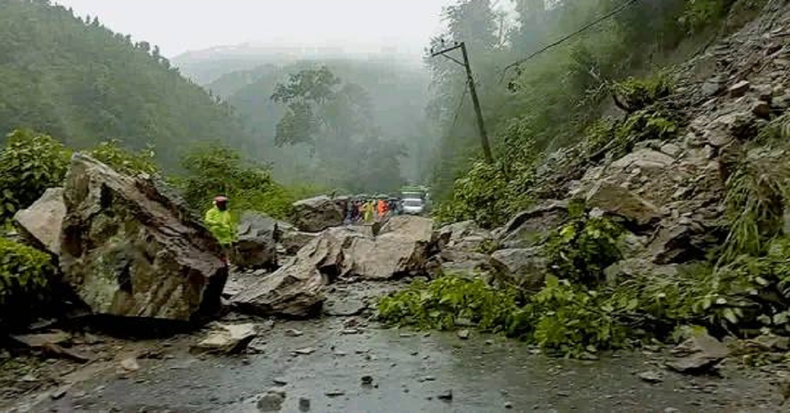 फिस्लिङमा पहिरो, पृथ्वी राजमार्ग ठप्प