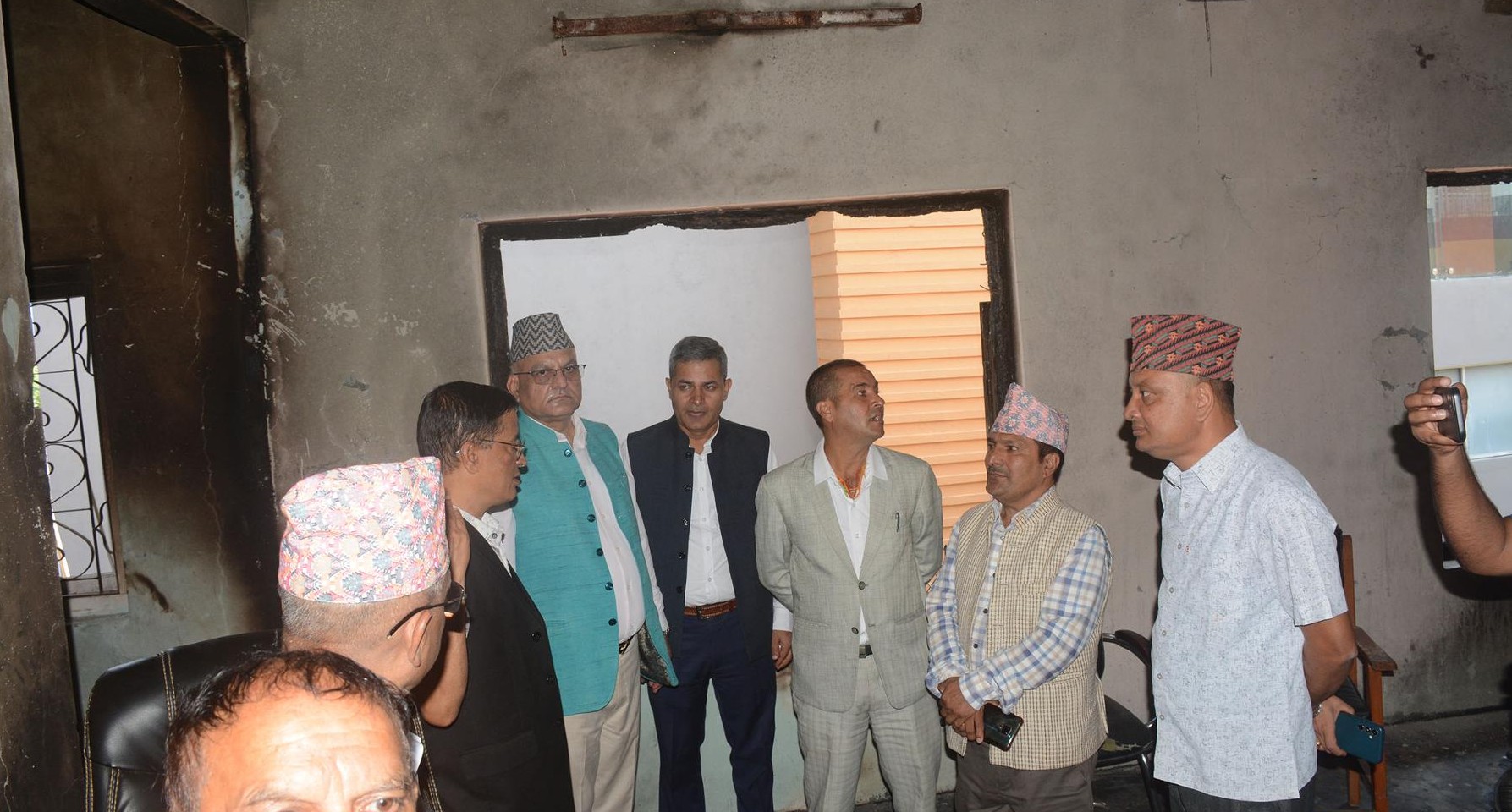 मुख्यमन्त्री पाण्डेद्वारा क्षतिग्रस्त सरकारी कार्यालयको निरीक्षण