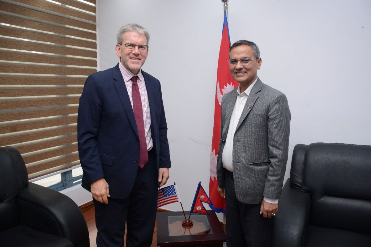 गृहमन्त्री अर्याल र अमेरिकी राजदूतको शिष्टाचार भेट