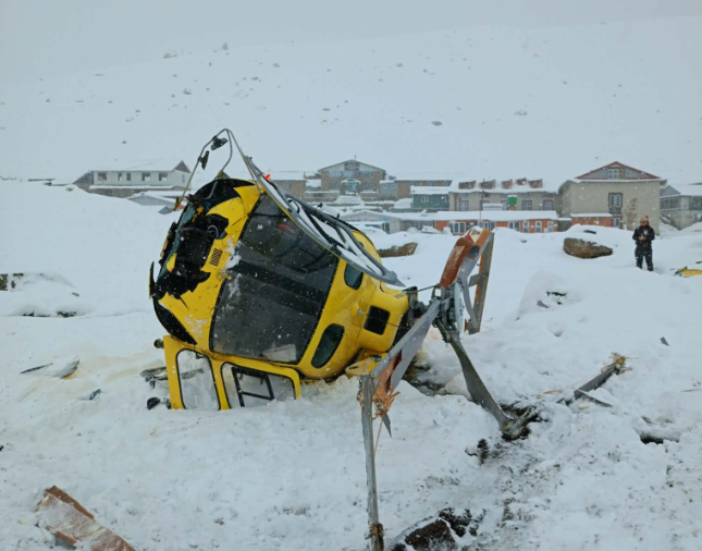 सोलुखुम्बुमा हिउँमा चिप्लिएर हेलिकप्टर दुर्घटना