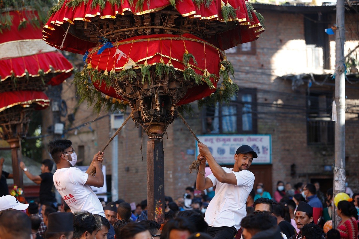 कार्तिक कृष्ण प्रतिपदाः हाँडीगाउँमा जात्रा हेर्नेको लर्को