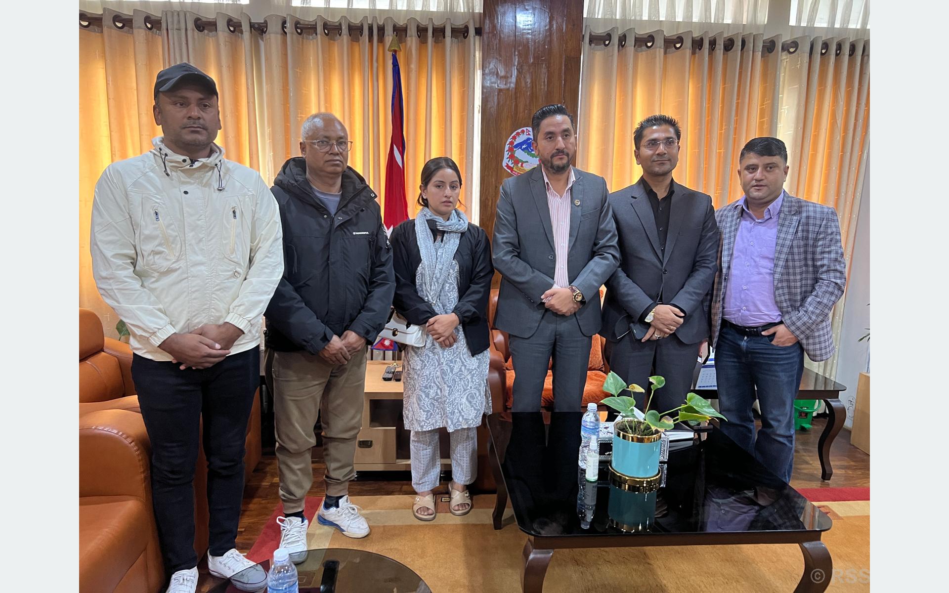 सञ्चारमन्त्री खरेलद्वारा दिवंगत पत्रकार सुरेश रजकको परिवारसँग भेट