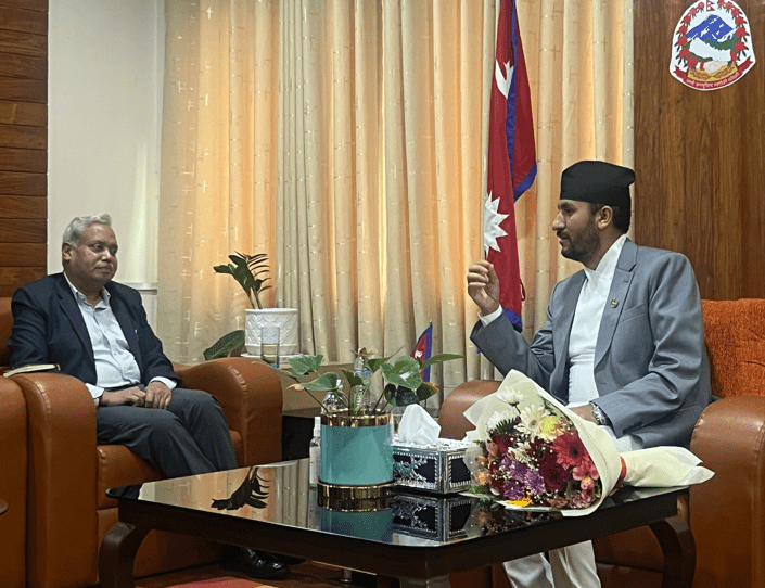 सञ्चारमन्त्री खरेलसँग भारतीय राजदूतको शिष्टाचार भेट