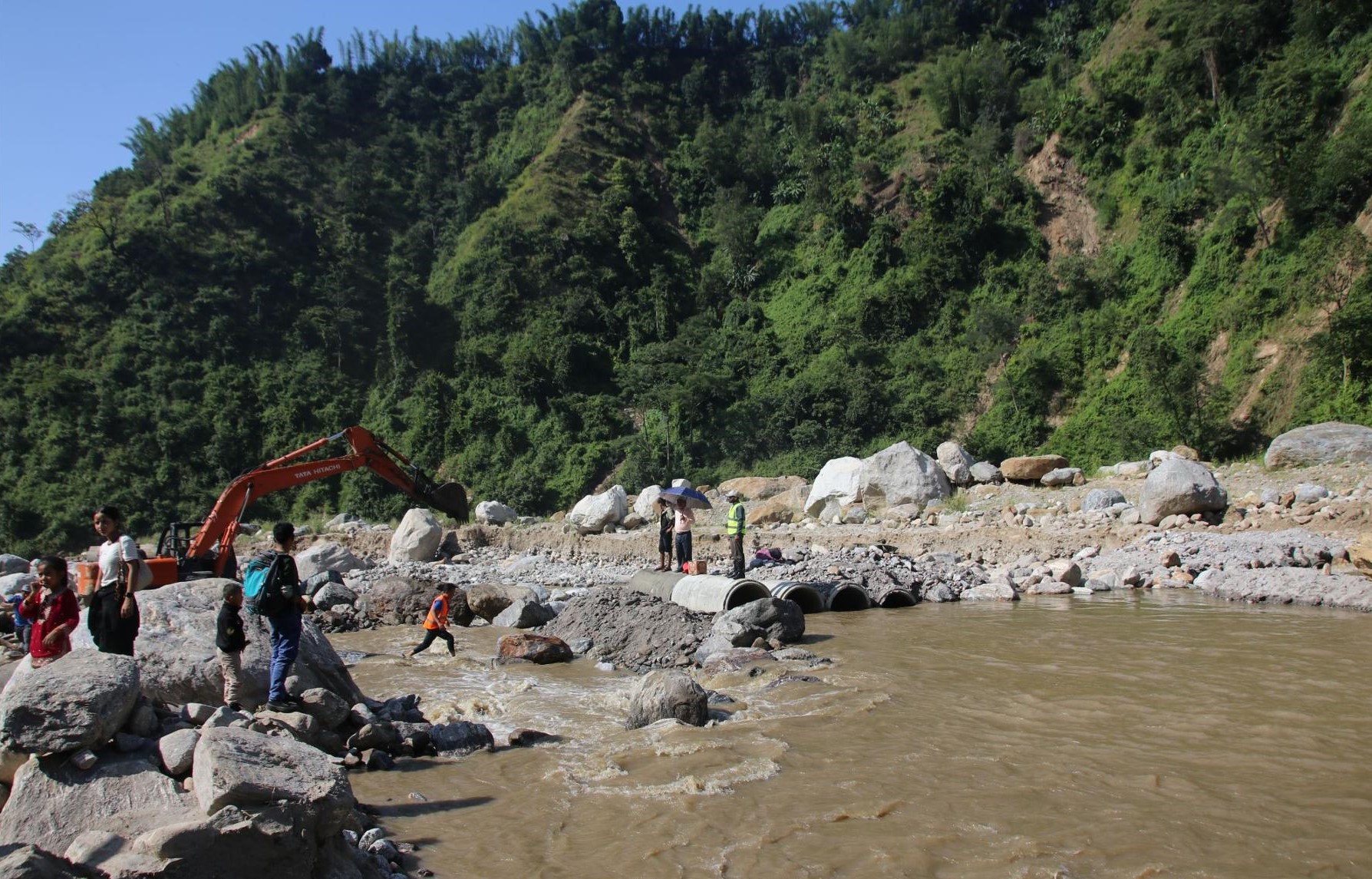 फेमे खोलामा ‘डाइभर्सन’ निर्माण हुँदै