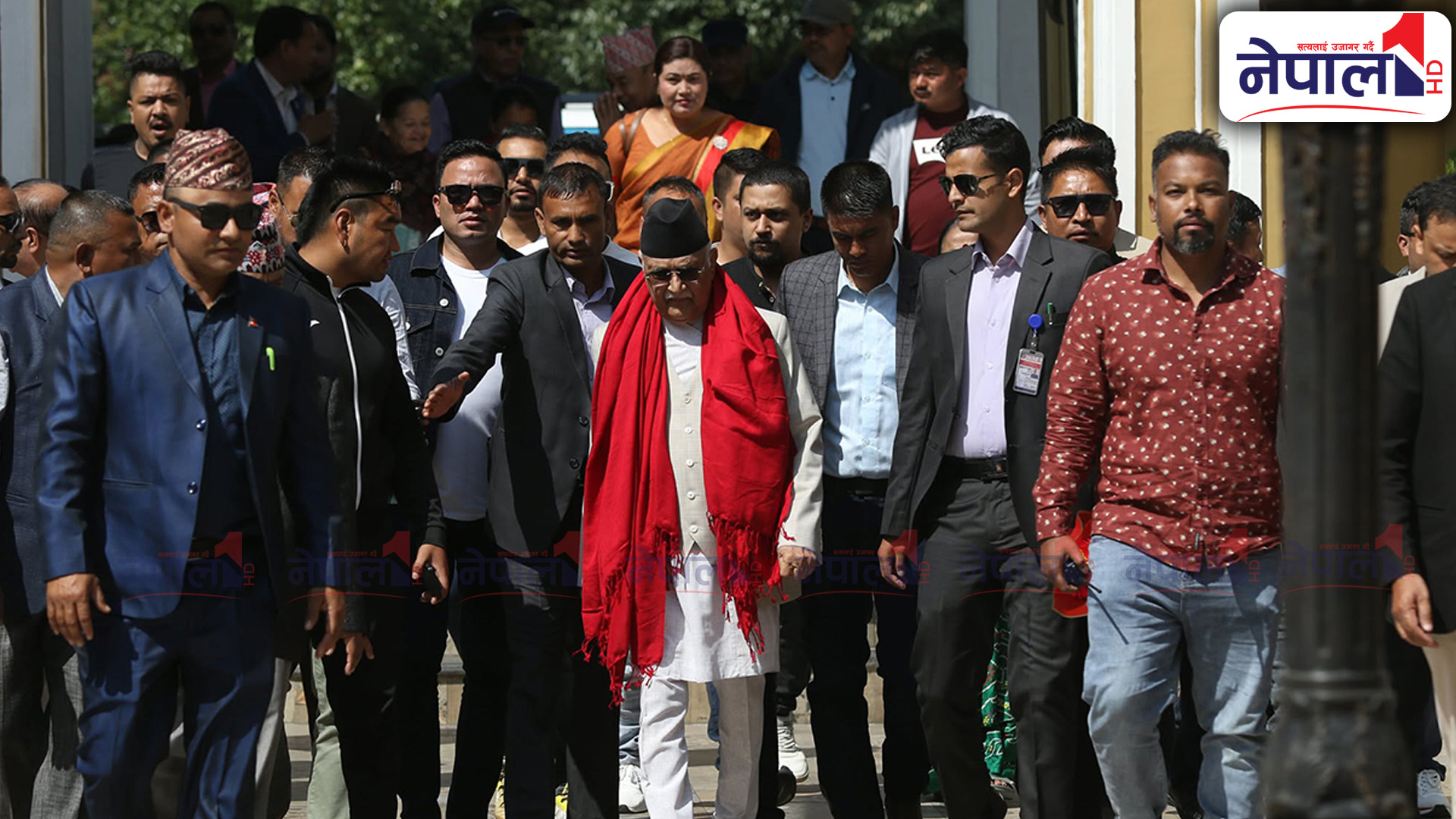 नेकपा एमालेको १०औँ केन्द्रीय कमिटी बैठकमा पुगे ओली सँगै अन्य नेताहरु (तस्बिरहरु)