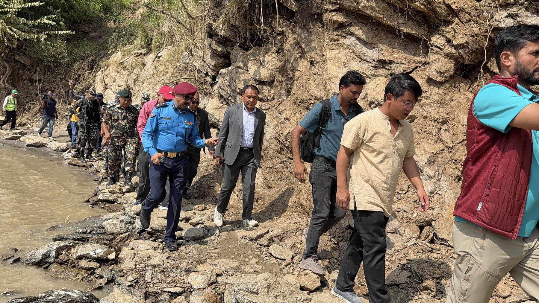 विपद संकटग्रस्त घोषित इलामको स्थलगत अवलोनलमा मन्त्री घिसिङ