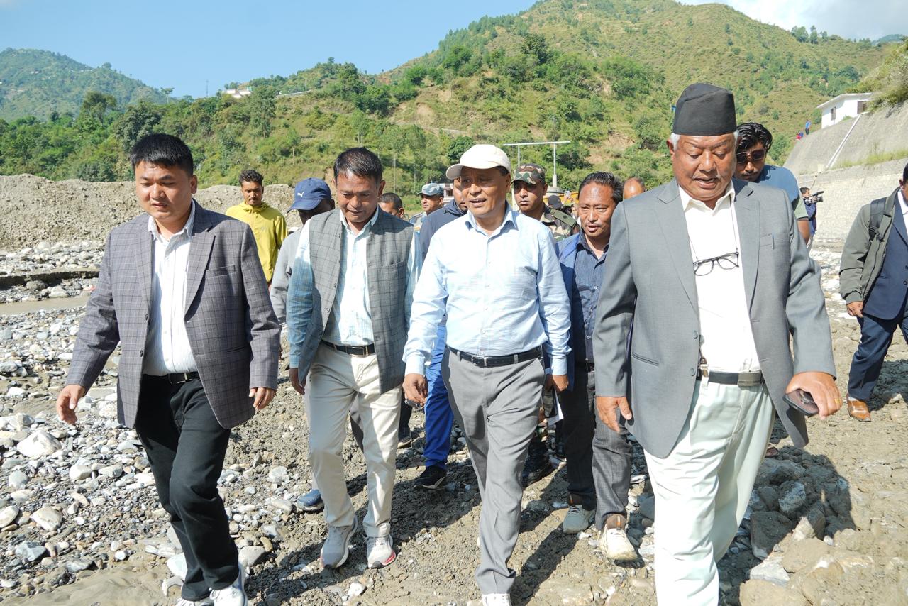 मन्त्री घिसिङले गरे क्षतिग्रस्त बीपी राजमार्ग अवलोकन {तस्वीरहरु}