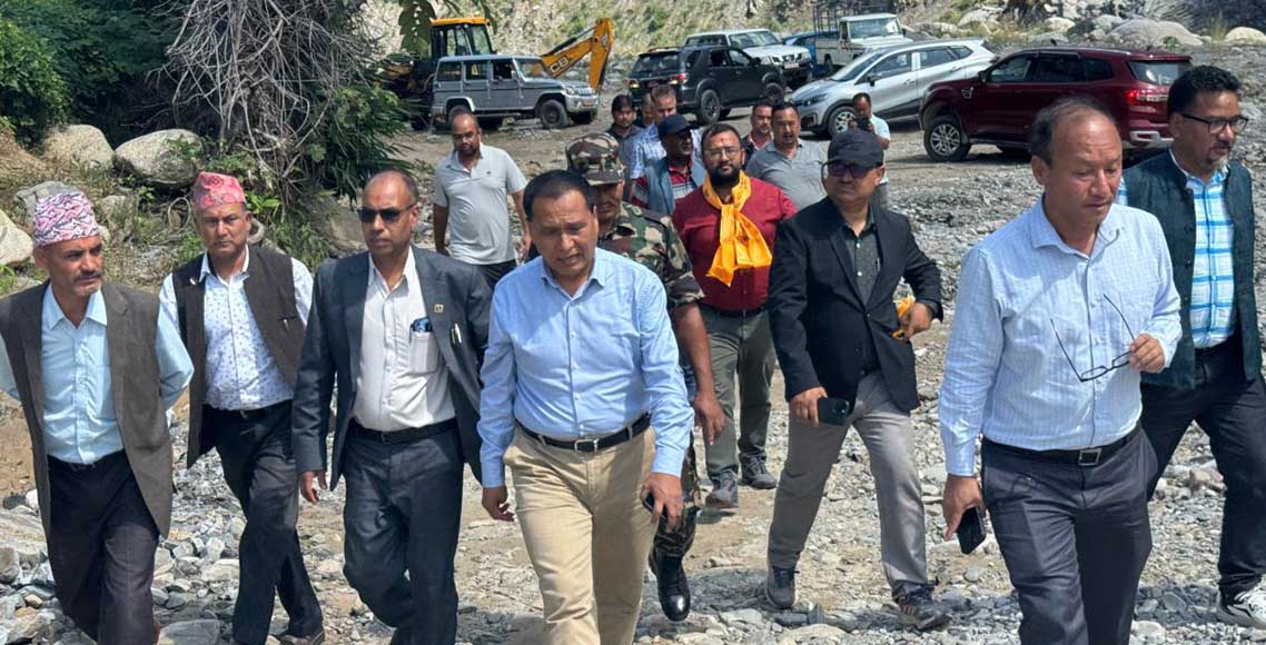 दशैंको टीकाको अघिल्लो दिन पनि काममै कुलमान, बीपी राजमार्ग निरीक्षण