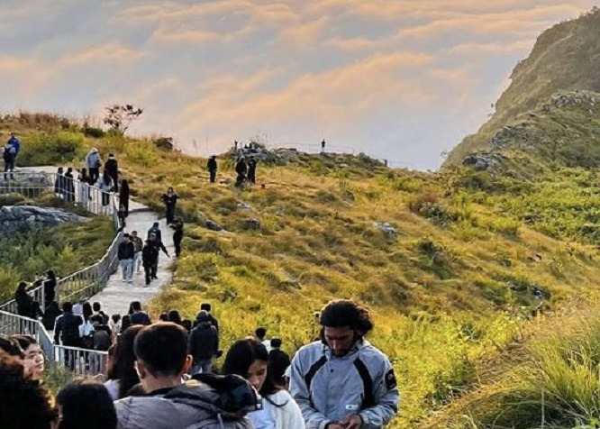 चिसो मौसम सुरु भएसँगै मानुङकोटमा बढे पर्यटक