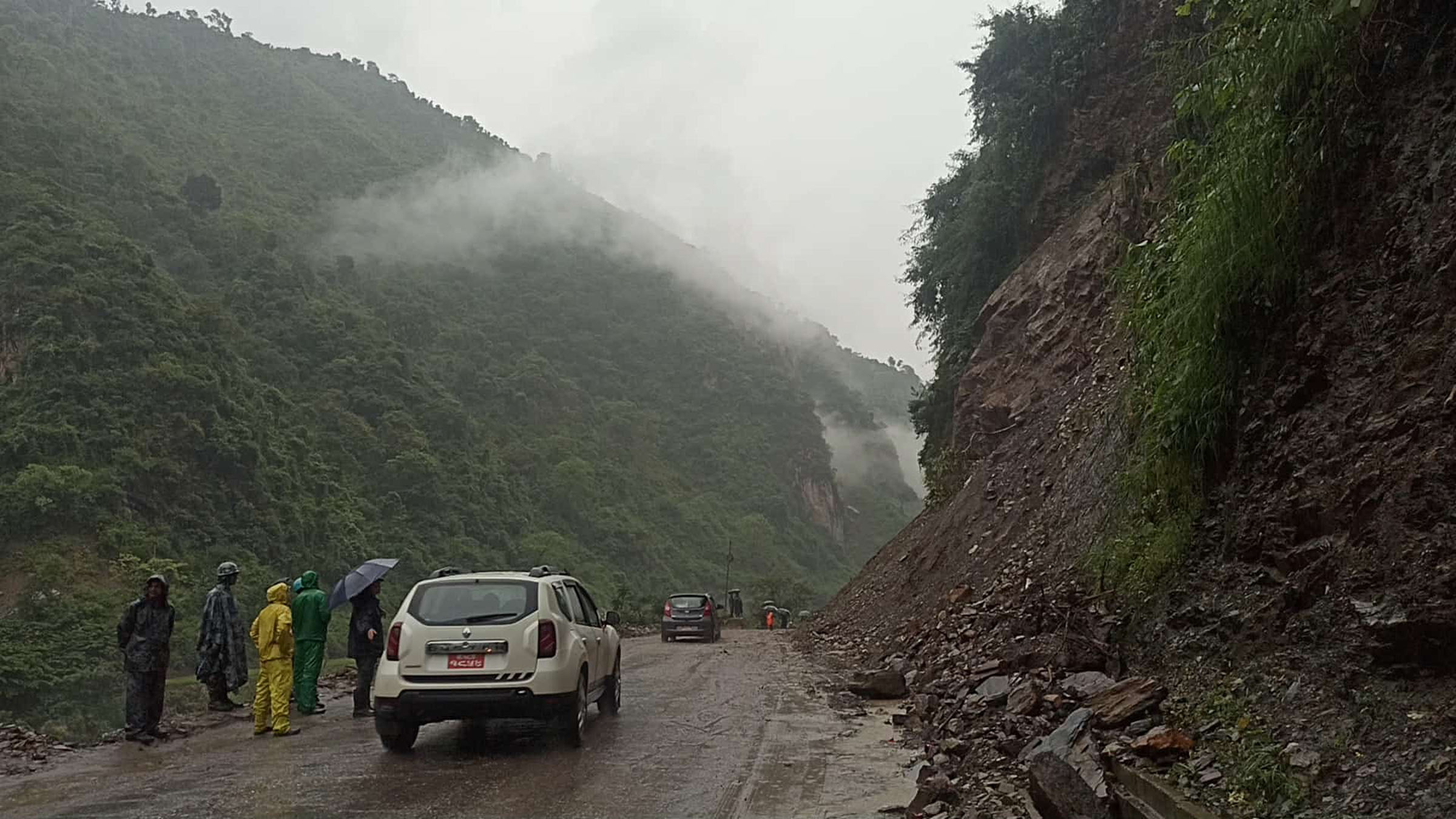 अविरल वर्षाले विभिन्न राजमार्गमा सवारीसाधन अलपत्र