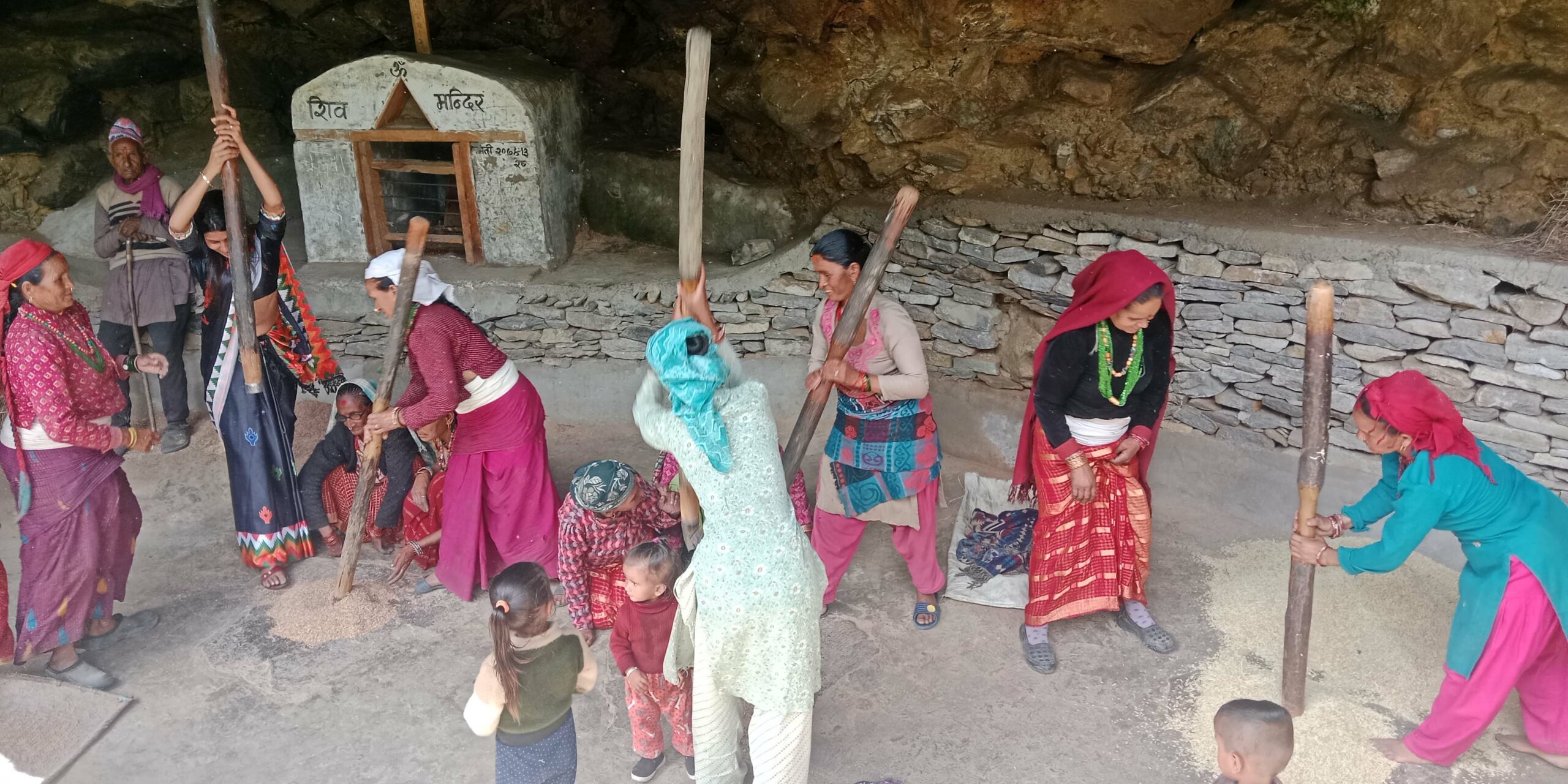जुम्लामा हराउँदै धान कुट्ने ओखल