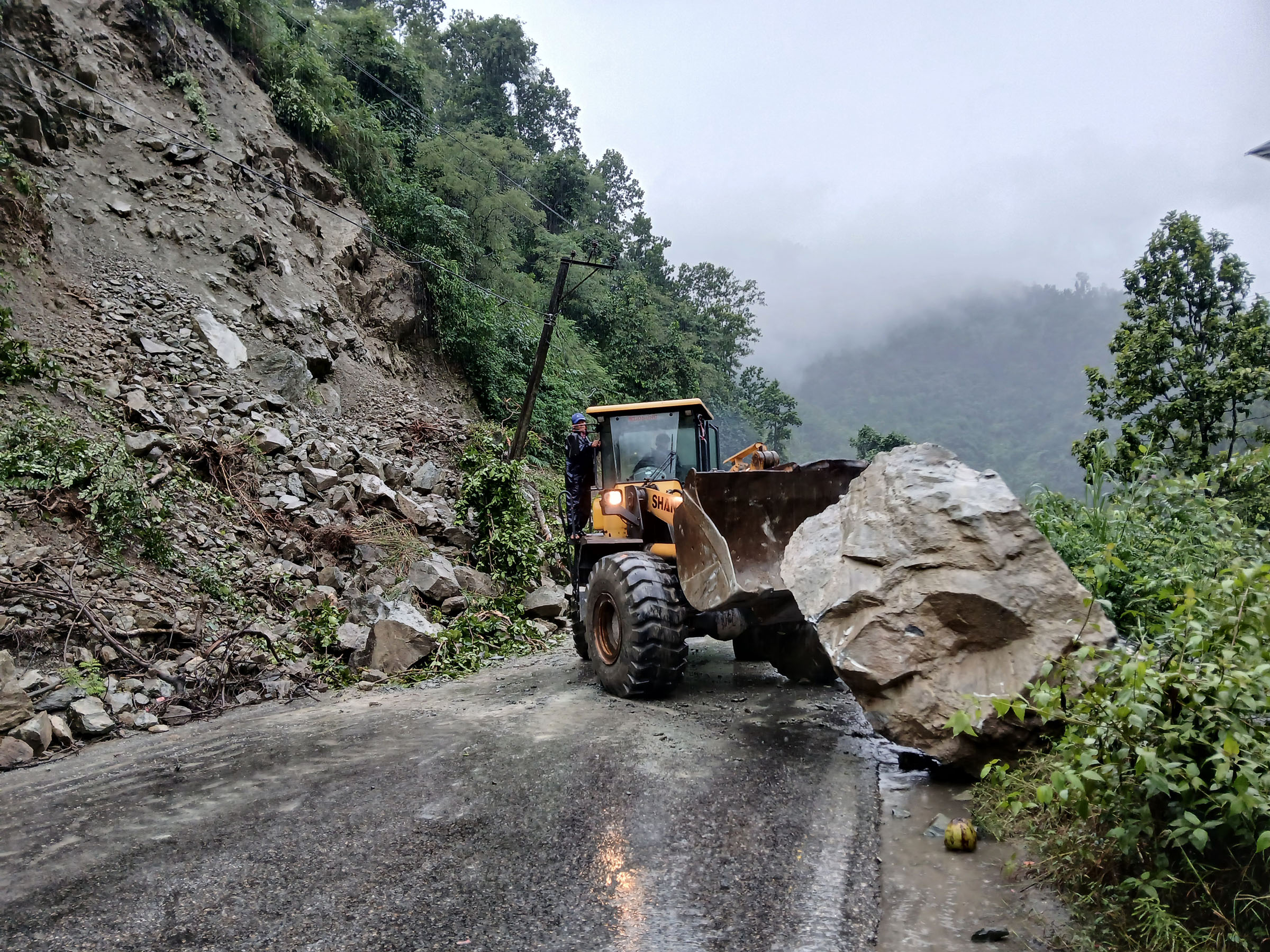 तुइनखोलामा पहिरो, सडक दुईतर्फी बन्द