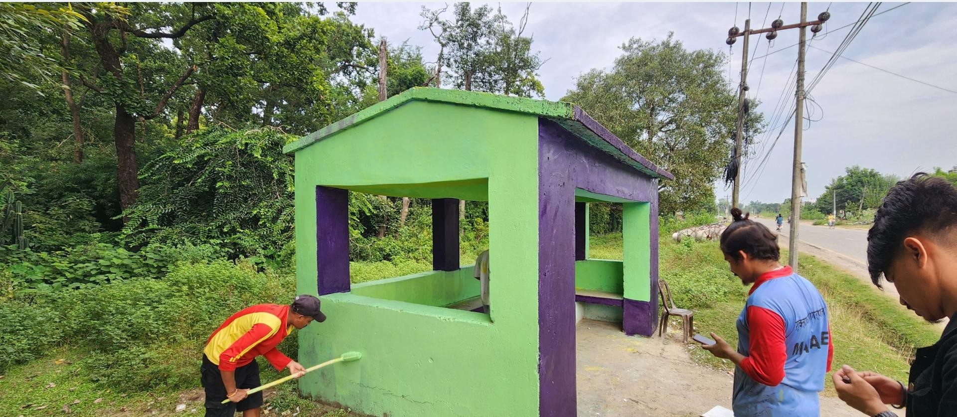 राजमार्गका यात्रु प्रतीक्षालय रङ्ग्याउँदै झलारीका युवा