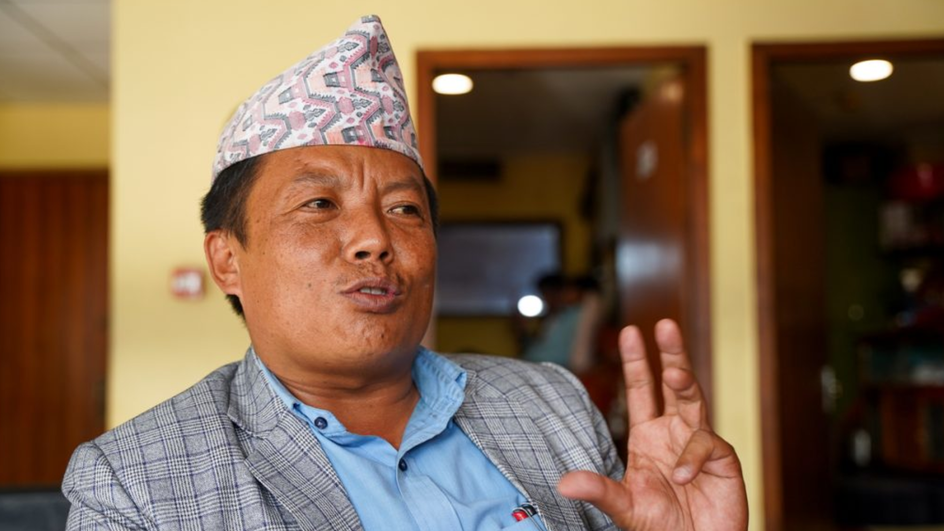 जेनजी शिक्षकले धम्क्याएको भन्दै गाउँपालिका अध्यक्षले गुहारे सीडीओ