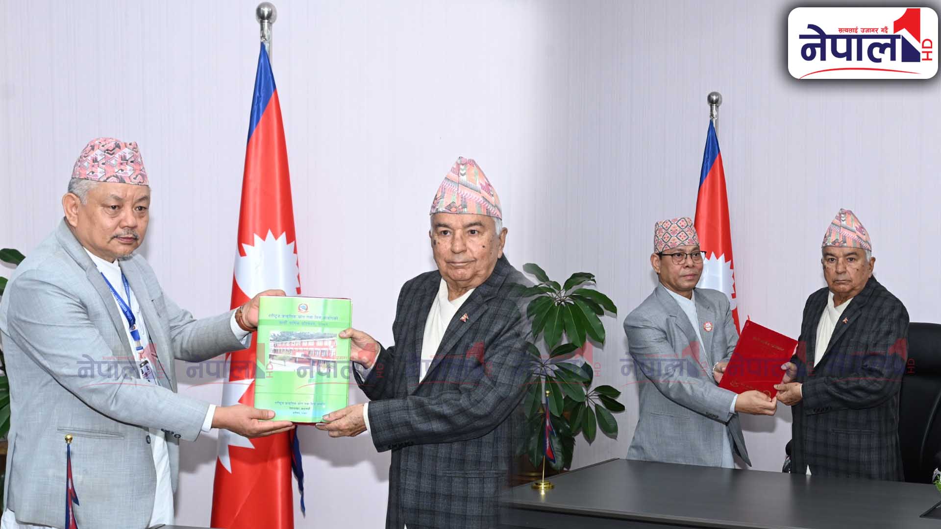 राष्ट्रपतिलाई बुझाइयो दुई आयोगको प्रतिवेदन