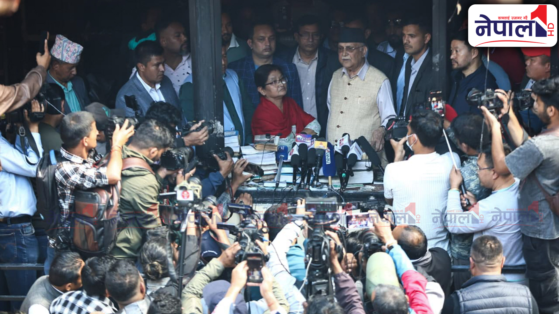 जलेको आफ्नो घर हेर्न बलकोट पुगे अध्यक्ष ओली (तस्बिरहरु)