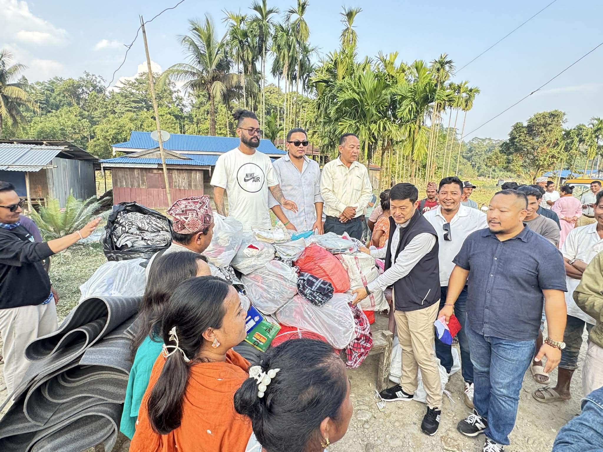 पहिरो प्रभावित इलाममा राहत लिएर पुग्यो क्षितिज नेतृत्वको युवा संघको टोली
