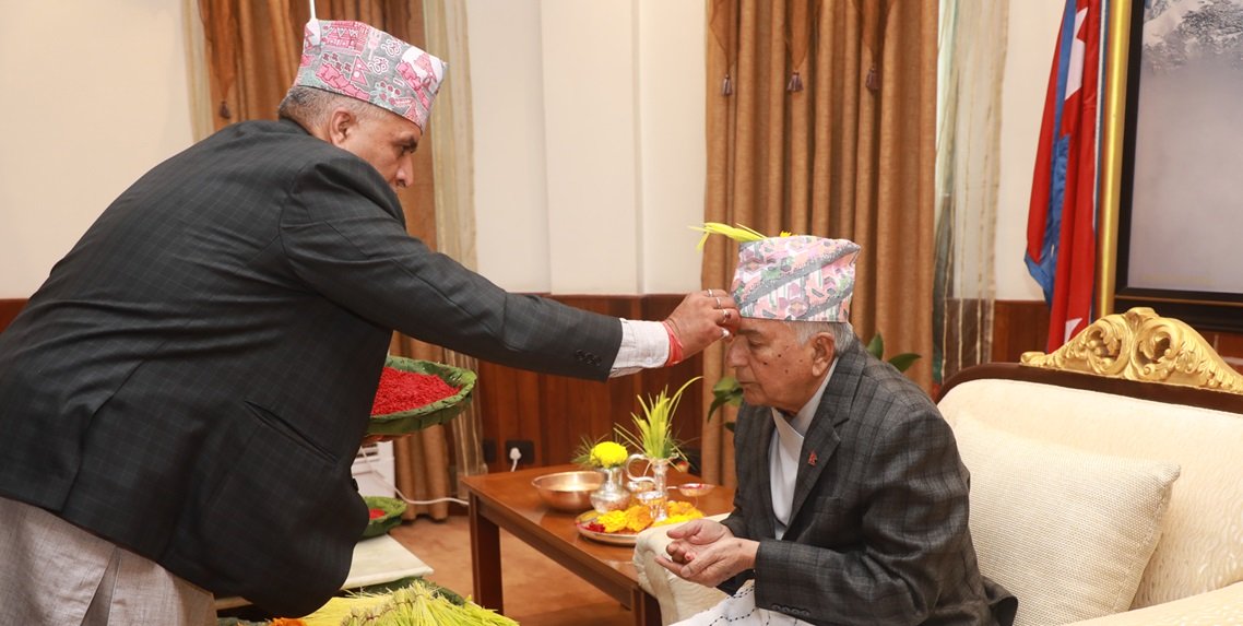 राष्ट्रपति पौडेलले लगाए मूल पुजारीबाट दसैंको टीका
