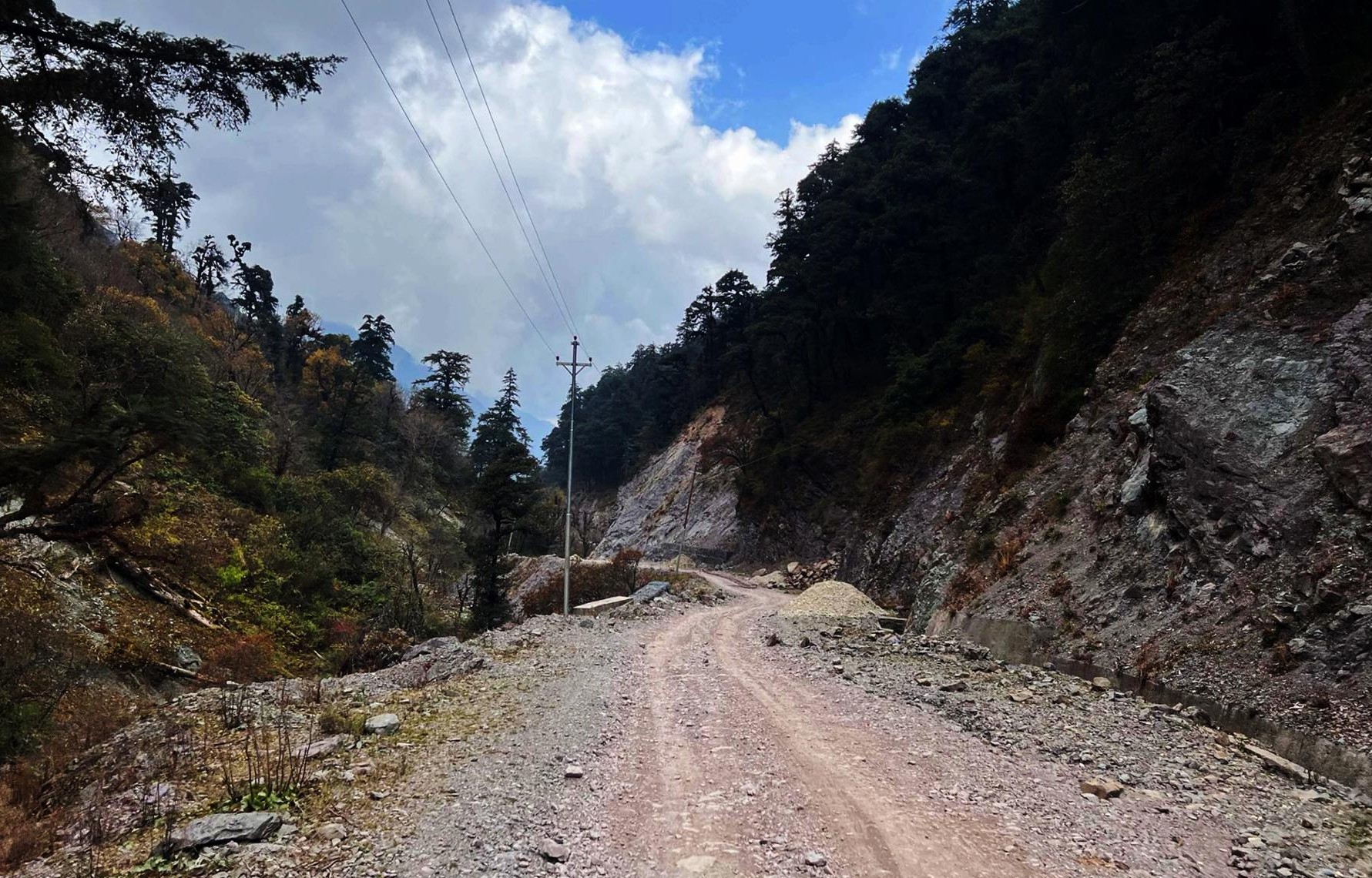 एक दशकमा पनि पूरा भएन १३ किलोमिटर सडक