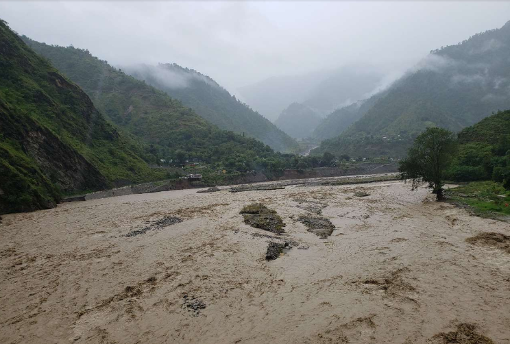 रोशी खोलाले बिपी राजमार्ग बगाएपछि आवागमन ठप्प, बनाउन कम्तीमा एक हप्ता लाग्ने