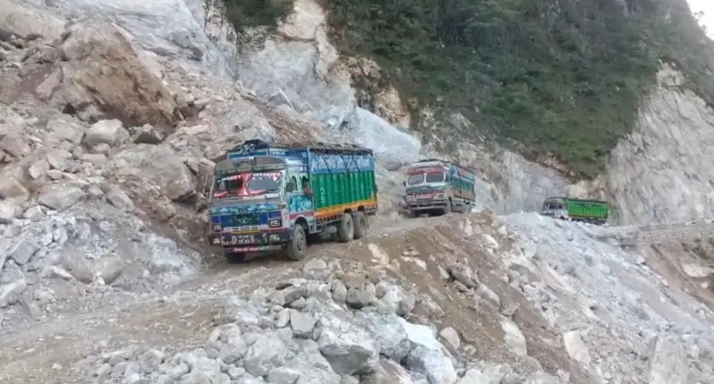 अवरुद्ध चामे–खाङ्सार सडक सञ्चालन